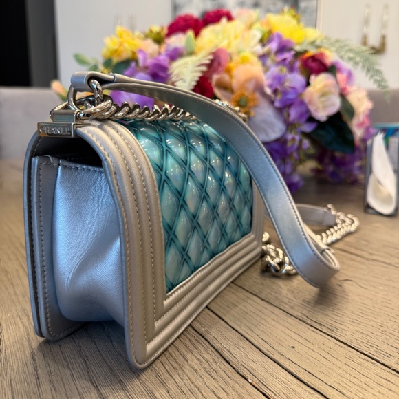 CHANEL : Iridescent Patent Calfskin PVC Quilted Small Boy Flap Blue - Picture 3 of 3